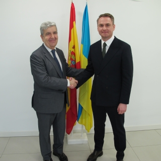 El presidente de la Audiencia Nacional, Juan Manuel Fernández, y el fiscal general de Ucrania, Ruslan Kravchenko